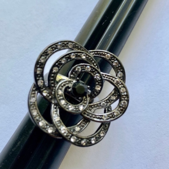 Black swirl flower ring center w black stone - Picture 3 of 6